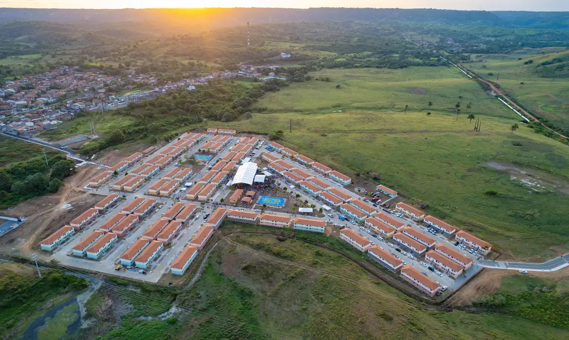 Vista aérea de conjunto habitacional construído em área rural