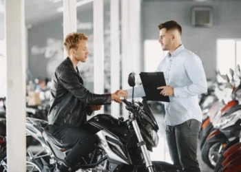 Descreva como devo preencher no WordPress os campos da imagem: alt text, título, legenda e descrição! Quanto preciso ter de score para financiar uma moto? Obs: Crie textos diferentes do que você já criou. Além disso comprima a imagem para no máximo 200kb, sem reduzir dimensões, e no formato Webp, nomeie o arquivo com base na legenda, e disponibilize o link para download. IMPORTANTE: a imagem jamais deve ter menos 1200pixel de largura