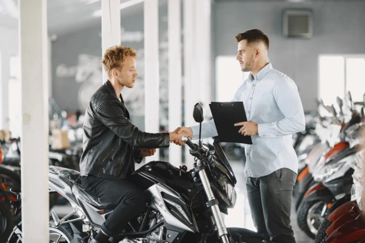 Descreva como devo preencher no WordPress os campos da imagem: alt text, título, legenda e descrição! Quanto preciso ter de score para financiar uma moto? Obs: Crie textos diferentes do que você já criou. Além disso comprima a imagem para no máximo 200kb, sem reduzir dimensões, e no formato Webp, nomeie o arquivo com base na legenda, e disponibilize o link para download. IMPORTANTE: a imagem jamais deve ter menos 1200pixel de largura