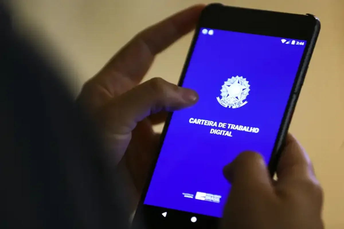 Pessoa acessando a Carteira de Trabalho Digital no celular, ferramenta essencial para trabalhadores CLT solicitarem empréstimo consignado.