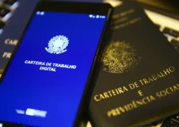 Carteira de Trabalho Digital e física, representando trabalhadores CLT, essencial para a contratação de empréstimos consignados.