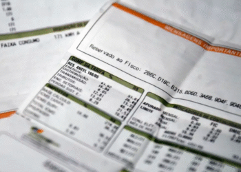 Conta de energia detalhada com informações sobre tarifas e benefícios da Tarifa Social de Energia.