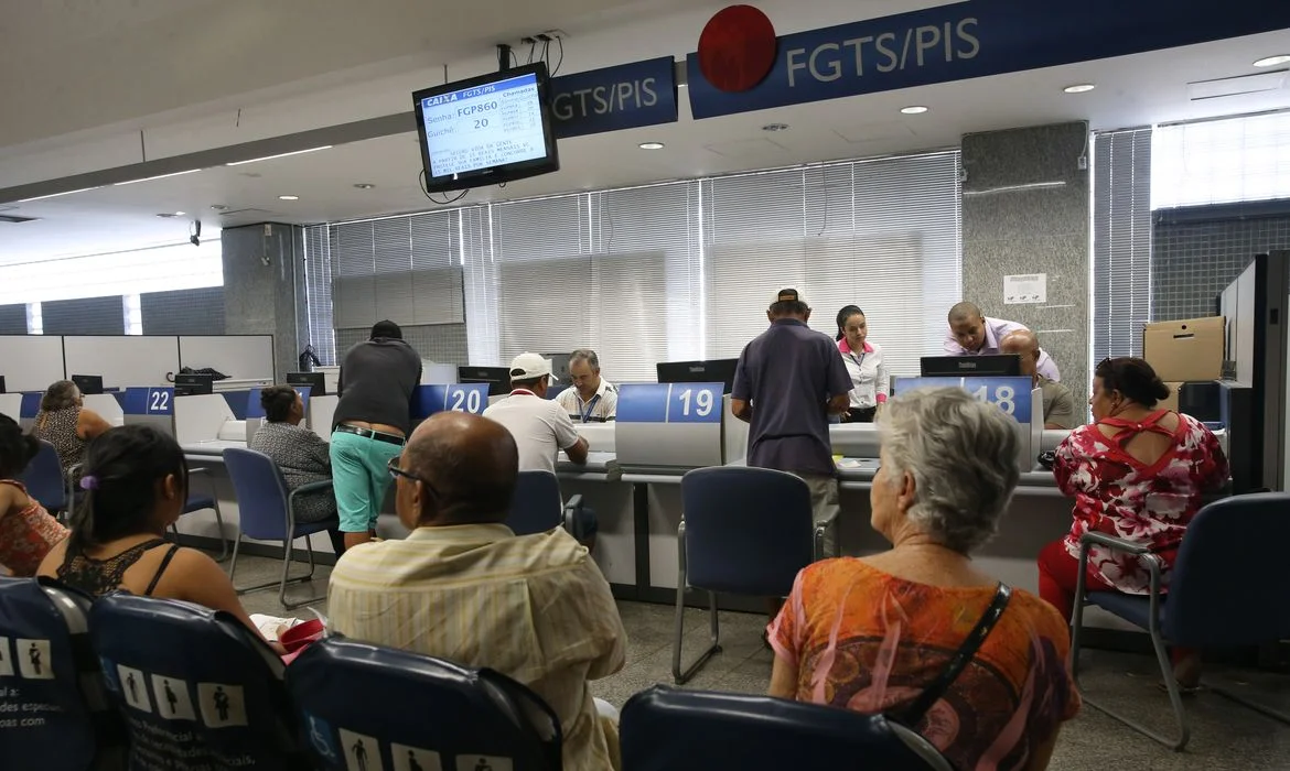 "Atendimento na Caixa Econômica Federal, ilustrando a necessidade de ter uma conta ativa para acessar benefícios como FGTS e PIS."