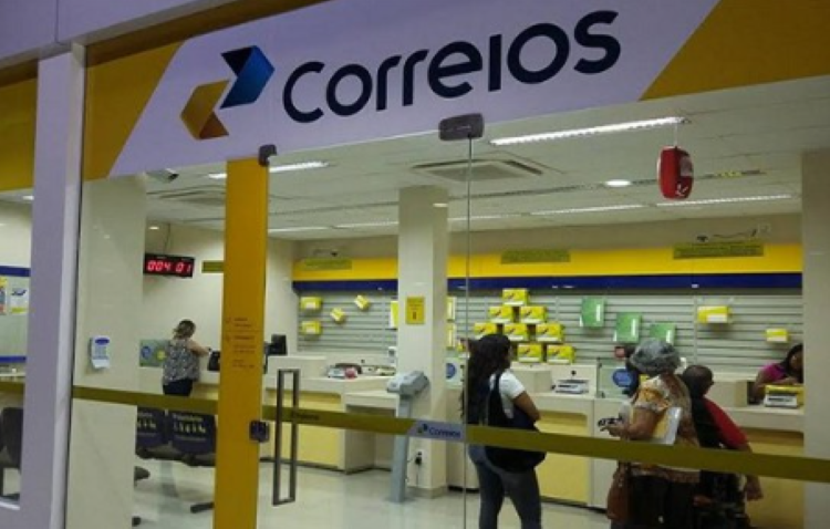 Imagem de uma agência dos Correios com pessoas sendo atendidas, relacionada ao tema de mais de 900 mil beneficiários do INSS que já procuraram os Correios.