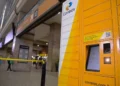 Locker dos Correios em um local público com terminal de acesso, com foco no alerta de segurança e proteção de dados.