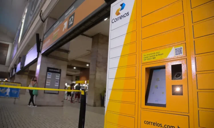 Locker dos Correios em um local público com terminal de acesso, com foco no alerta de segurança e proteção de dados.