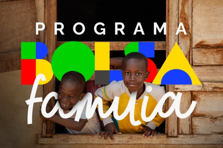 Crianças sorrindo na janela com identidade visual do Bolsa Família
