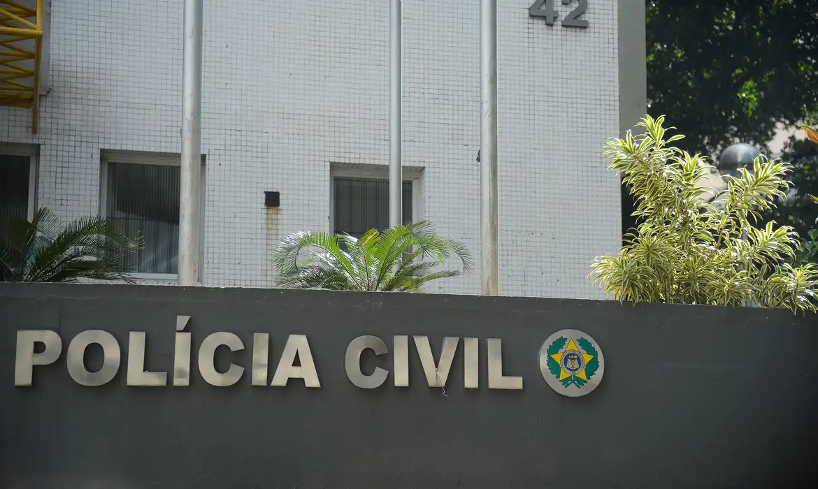 "Imagem de uma delegacia de polícia civil, destacando a importância de denunciar golpes."