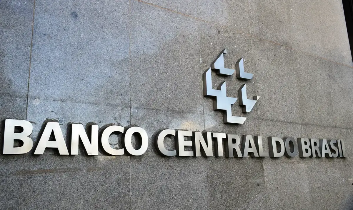 Fachada do Banco Central do Brasil com destaque para o nome em letras metálicas.