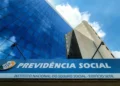 Fachada do edifício sede do Instituto Nacional do Seguro Social (INSS) com o logo da Previdência Social em destaque.