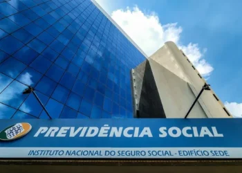 Fachada do edifício sede do Instituto Nacional do Seguro Social (INSS) com o logo da Previdência Social em destaque.