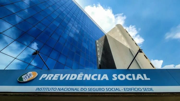 Fachada do edifício sede do Instituto Nacional do Seguro Social (INSS) com o logo da Previdência Social em destaque.