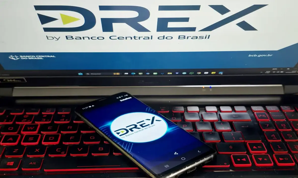 Imagem de smartphone exibindo a logo do Drex, uma moeda digital criada pelo Banco Central do Brasil.