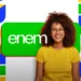Imagem de uma jovem sorrindo em frente a um fundo colorido com o logo do Enem, representando as oportunidades do exame para conquistar uma bolsa de licenciatura.