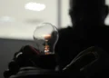 Ilustração de uma lâmpada acesa, simbolizando o uso de energia e economia na conta de luz.