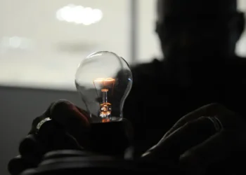 Ilustração de uma lâmpada acesa, simbolizando o uso de energia e economia na conta de luz.