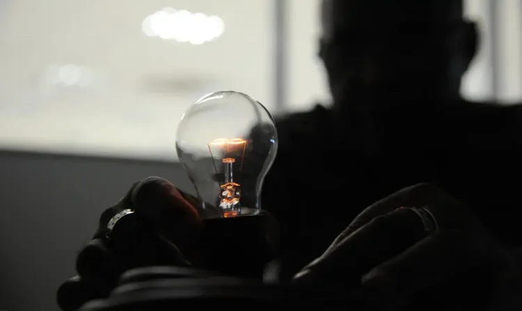 Ilustração de uma lâmpada acesa, simbolizando o uso de energia e economia na conta de luz.