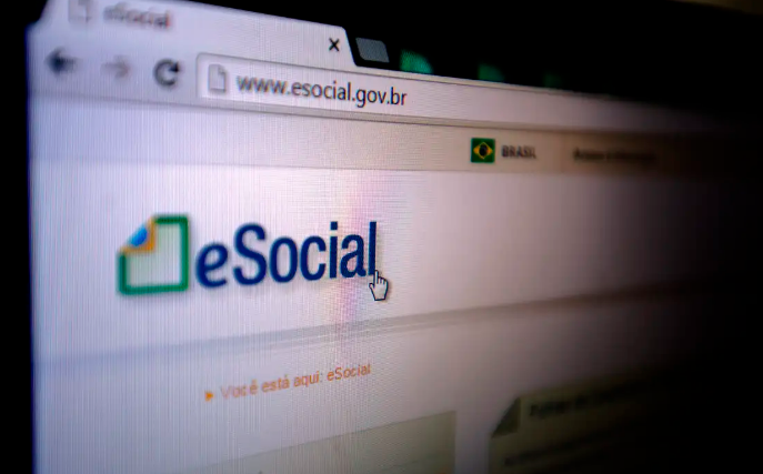 Imagem mostrando a página inicial do eSocial, com foco na interface do site, destacando a possível tentativa de phishing de golpistas se passando pelo sistema.