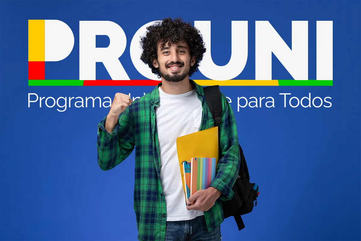 Estudante feliz com mochila e materiais escolares à frente do logo do Prouni