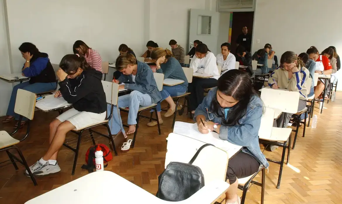  Estudantes realizando prova em sala de aula com foco e concentração
