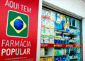 Farmácia Popular com medicamentos gratuitos disponíveis, incluindo remédios para a saúde pública no Brasil, em uma loja credenciada.