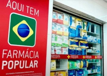 Farmácia Popular com medicamentos gratuitos disponíveis, incluindo remédios para a saúde pública no Brasil, em uma loja credenciada.