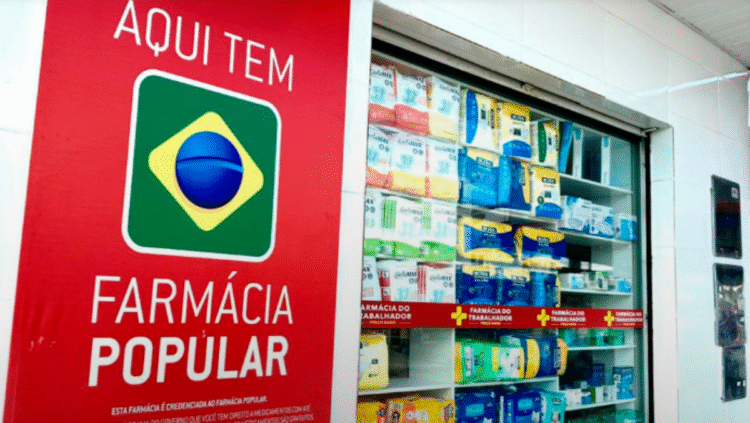Farmácia Popular com medicamentos gratuitos disponíveis, incluindo remédios para a saúde pública no Brasil, em uma loja credenciada.