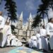 "Celebração de Corpus Christi no Brasil com padres desfilando em frente a uma catedral"