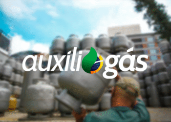 Imagem de botijões de gás com um trabalhador em foco, representando o auxílio gás para beneficiários em meses alternados.