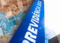 Cartões de dinheiro brasileiro e o logo da Previdência Social ao fundo, ilustrando o tema INSS e os beneficiários que buscam informações nos Correios.