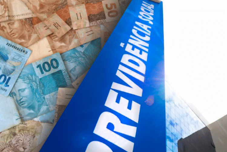 Cartões de dinheiro brasileiro e o logo da Previdência Social ao fundo, ilustrando o tema INSS e os beneficiários que buscam informações nos Correios.
