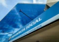 Fachada da sede do INSS com destaque para a Previdência Social.