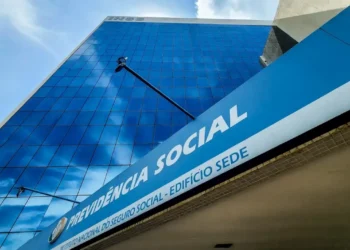 Fachada da sede do INSS com destaque para a Previdência Social.