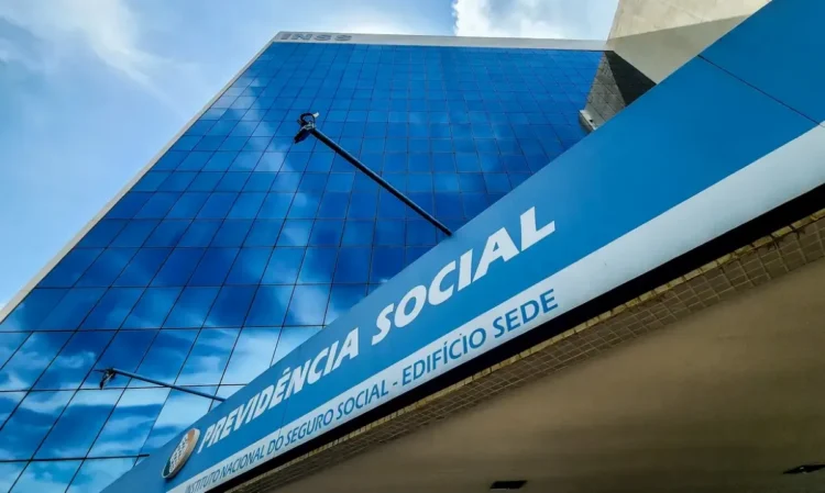 Fachada da sede do INSS com destaque para a Previdência Social.
