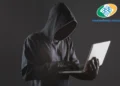 Pessoa de capuz simbolizando golpe digital no INSS