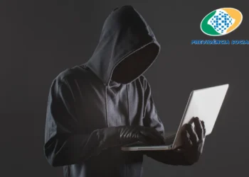 Pessoa de capuz simbolizando golpe digital no INSS