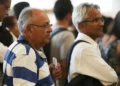 Idosos com mais de 60 anos aguardando atendimento, simbolizando o direito à isenção de IPTU.