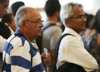 Idosos com mais de 60 anos aguardando atendimento, simbolizando o direito à isenção de IPTU.