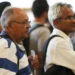 Idosos com mais de 60 anos aguardando atendimento, simbolizando o direito à isenção de IPTU.