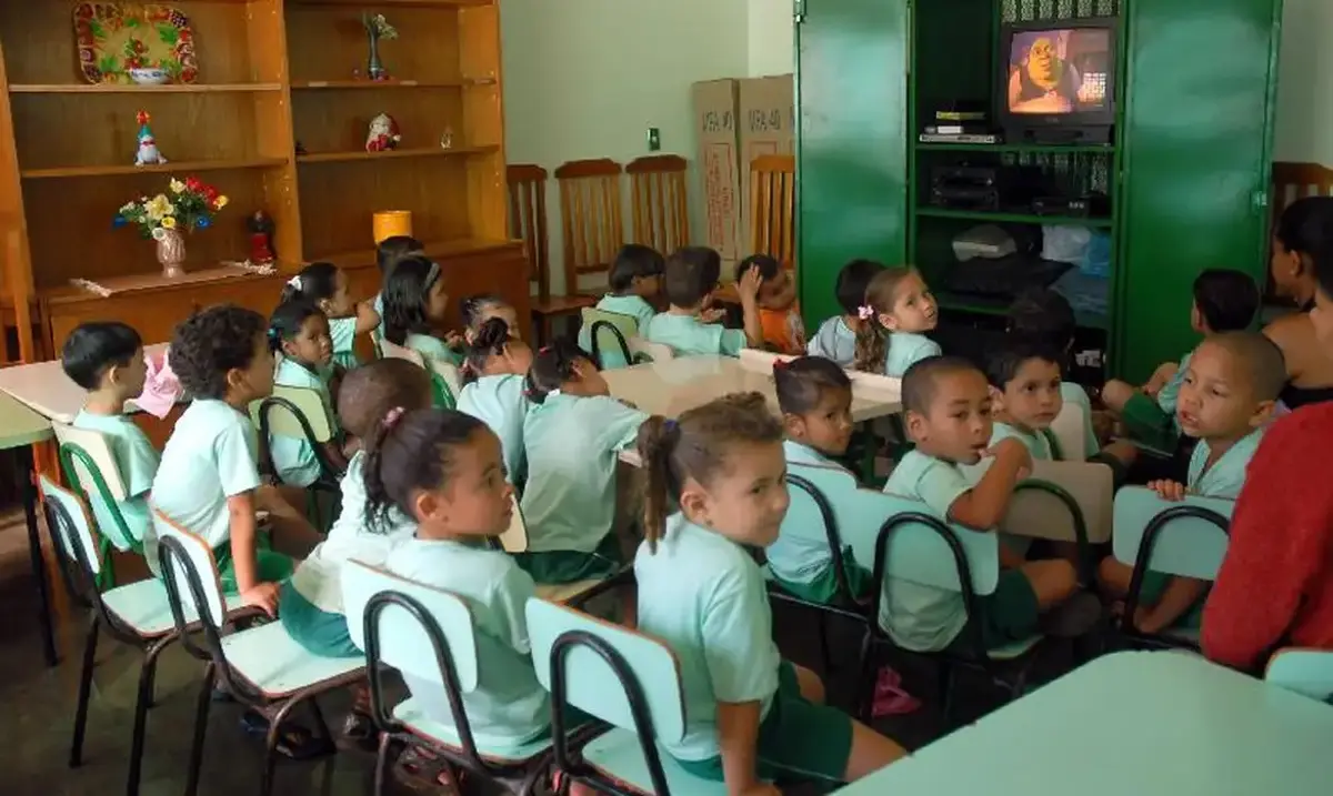 Crianças assistindo a um programa educacional na escola