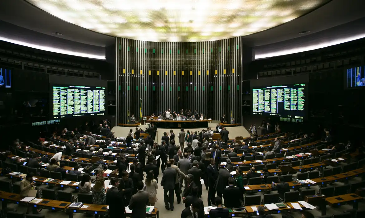 Plenário da Câmara dos Deputados durante sessão legislativa em Brasília.