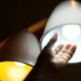 Ilustração de luz acesa representando o benefício de energia grátis para milhões de famílias