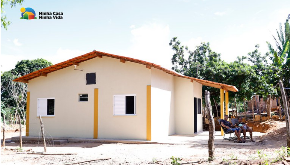 Imagem de uma casa do programa Minha Casa Minha Vida Rural com novo acabamento em área rural.
