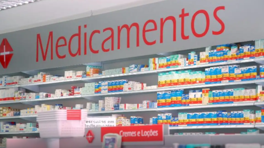 Farmácia Popular: prateleira com medicamentos diversos, parte da lista atualizada de remédios disponíveis.