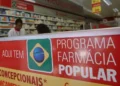 Fachada de farmácia com placa do Programa Farmácia Popular do Brasil.