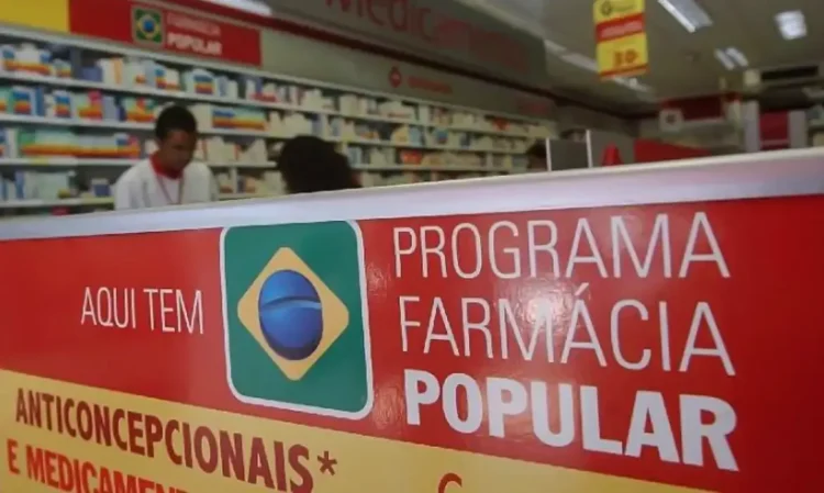 Fachada de farmácia com placa do Programa Farmácia Popular do Brasil.