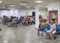 Pessoas aguardam atendimento em unidade do INSS durante mutirão