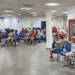 Pessoas aguardam atendimento em unidade do INSS durante mutirão