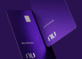 Dois cartões Nubank Ultravioleta com nomes fictícios sobre fundo roxo escuro