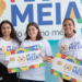 Três jovens sorrindo e segurando cartões do programa Pé de Meia, com a inscrição A poupança do ensino médio.